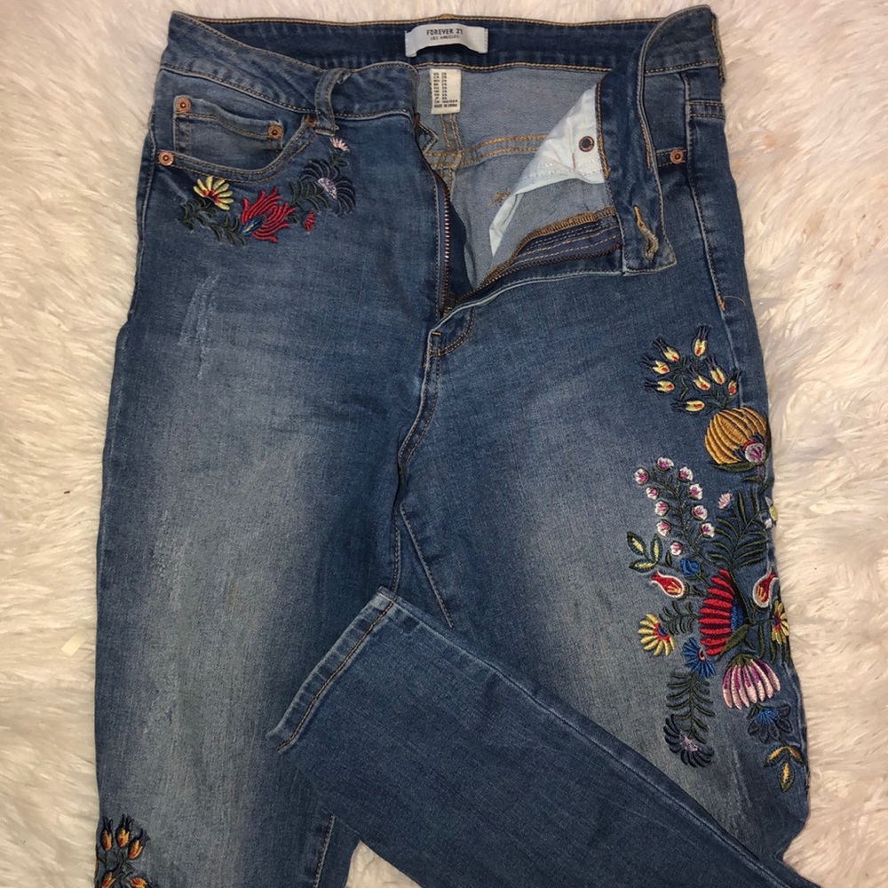 Ripped knee embroidered jeans
